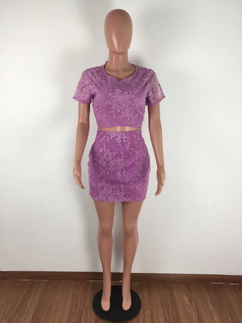 Женский облегающий костюм Кружевной укороченный топ с вышивкой и мини-юбочкой на