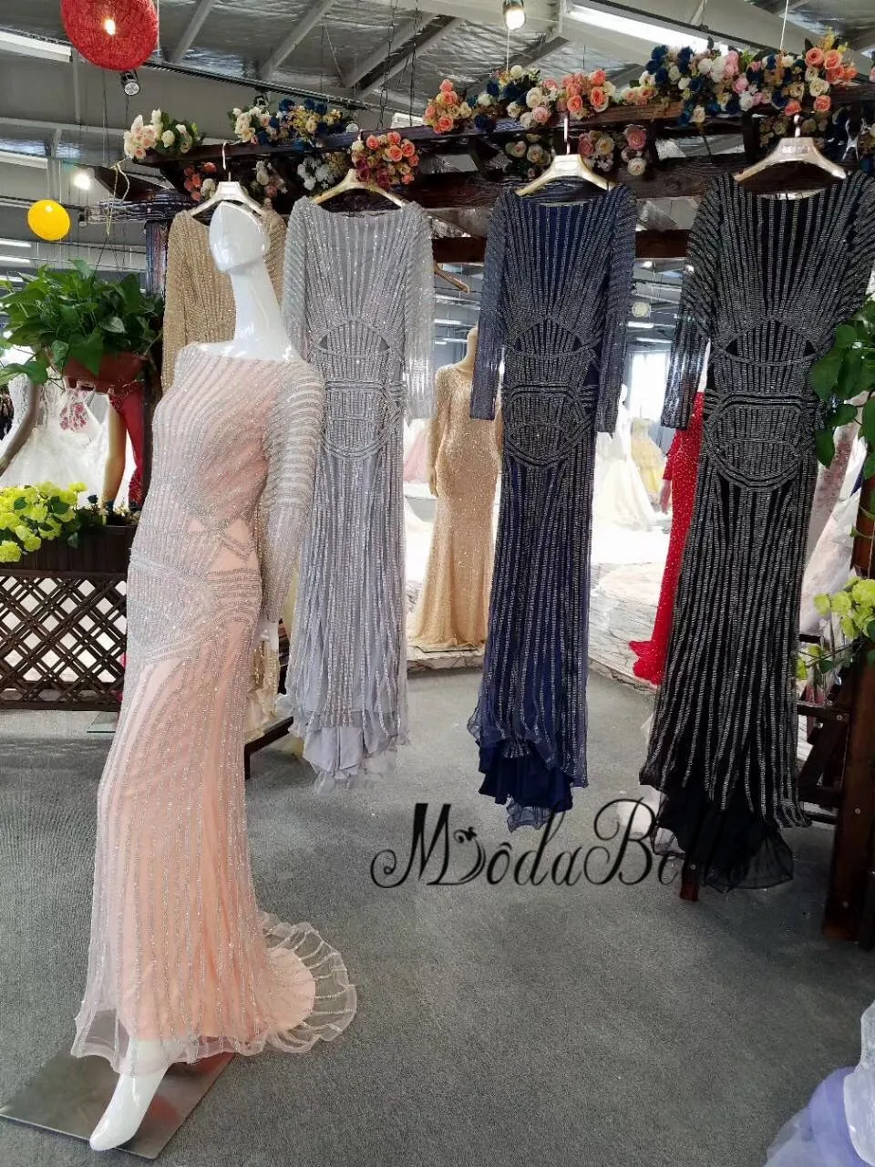 Женское вечернее платье с юбкой годе modabelle розовое длинными рукавами украшенное