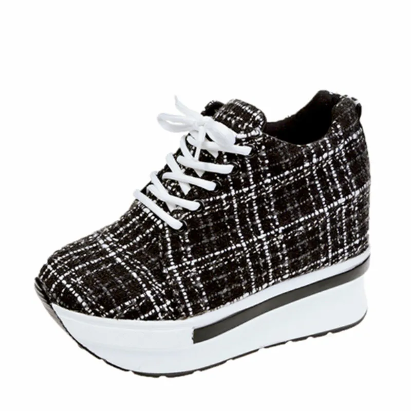 Женская повседневная обувь на танкетке кроссовки шнуровке визуально