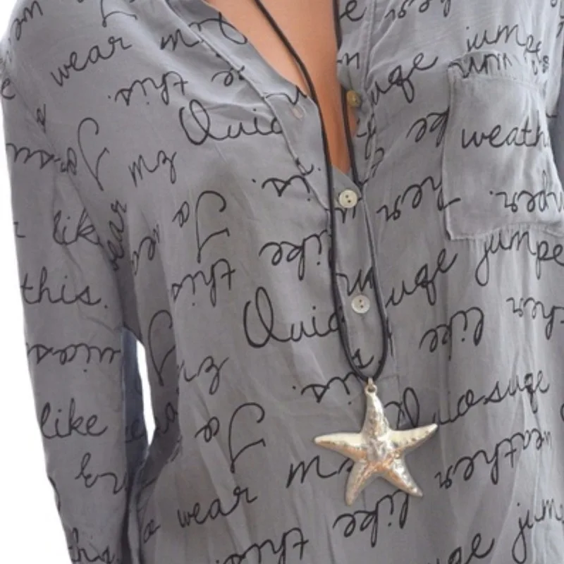 Рубашка женская свободная большого размера с треугольным вырезом и принтом