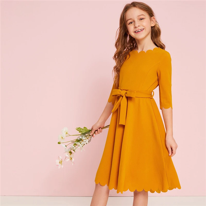 SHEIN Kiddie/однотонное праздничное платье с зубчатым подолом для девочек с поясом, г., летние детские платья с высокой талией, милое ТРАПЕЦИЕВИДНОЕ расклешенное платье до колена
