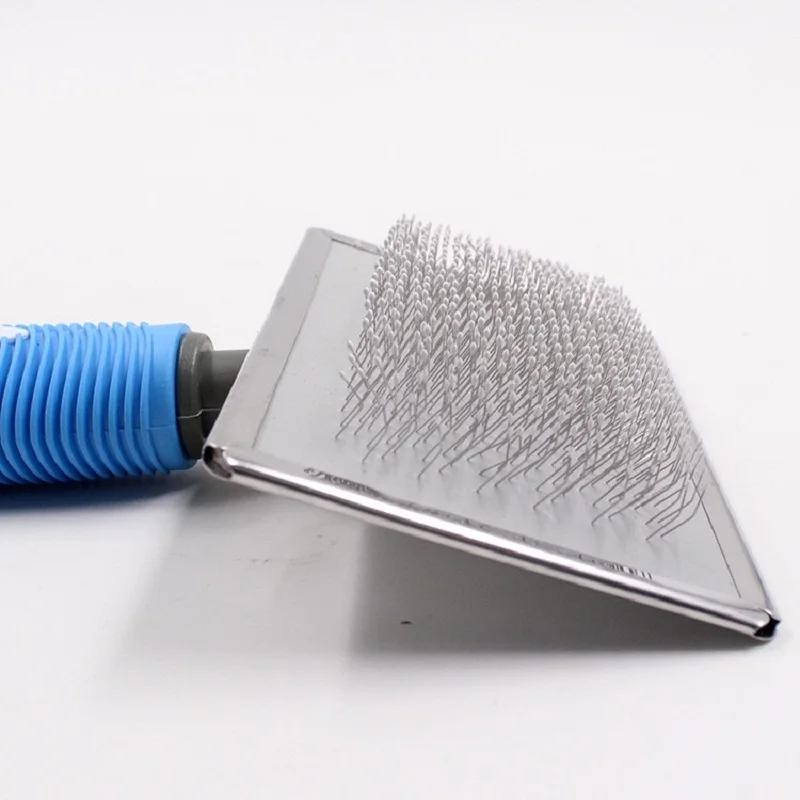 Расческа для ухода ха шерстью животных спиральная рукоятка покрыта нескользким