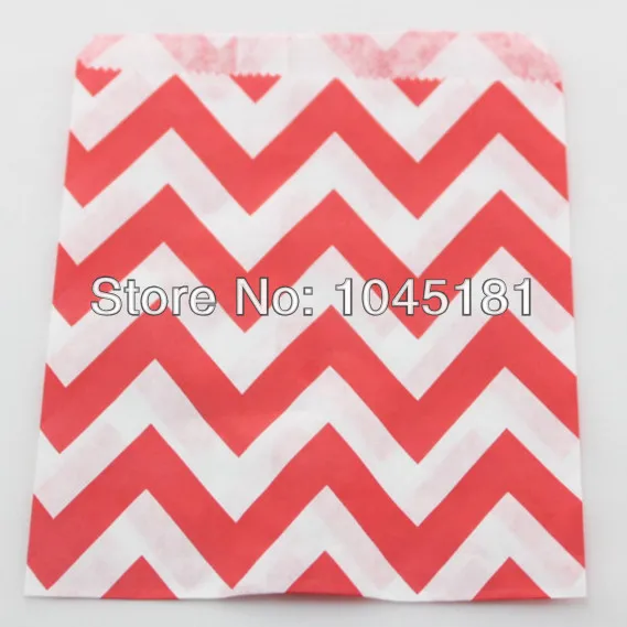 Красные бумажные стаканчики соломинки квадратные и круглые тарелки шеврон вилки