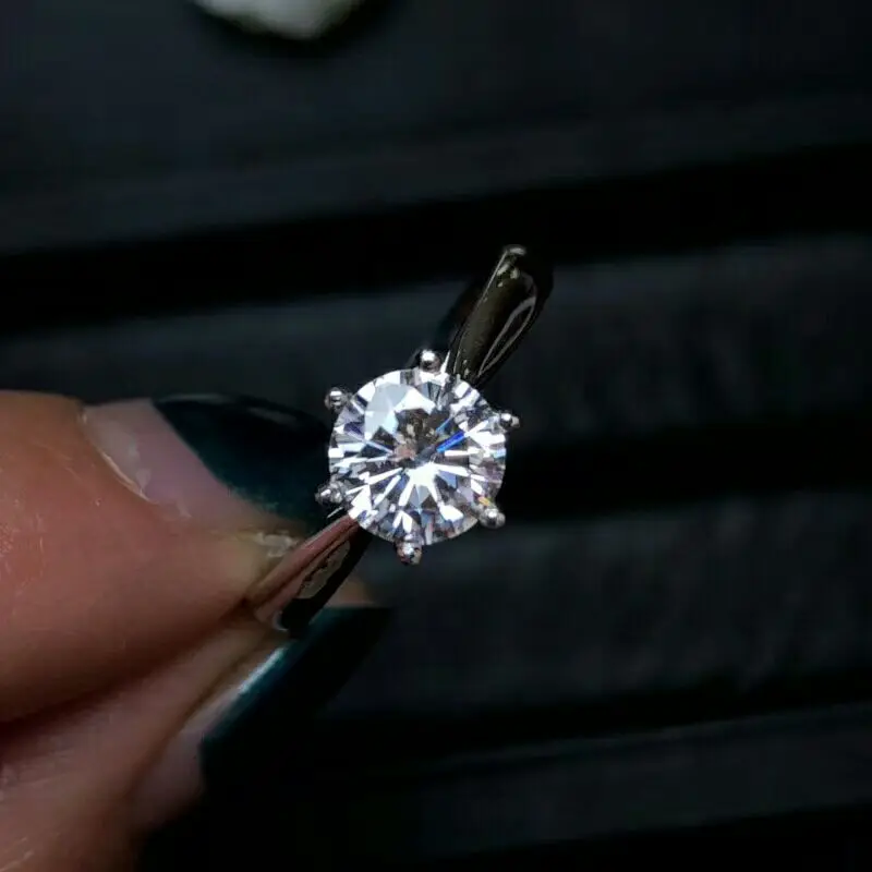 

Кольцо женское из серебра 925 пробы, с муассанитом