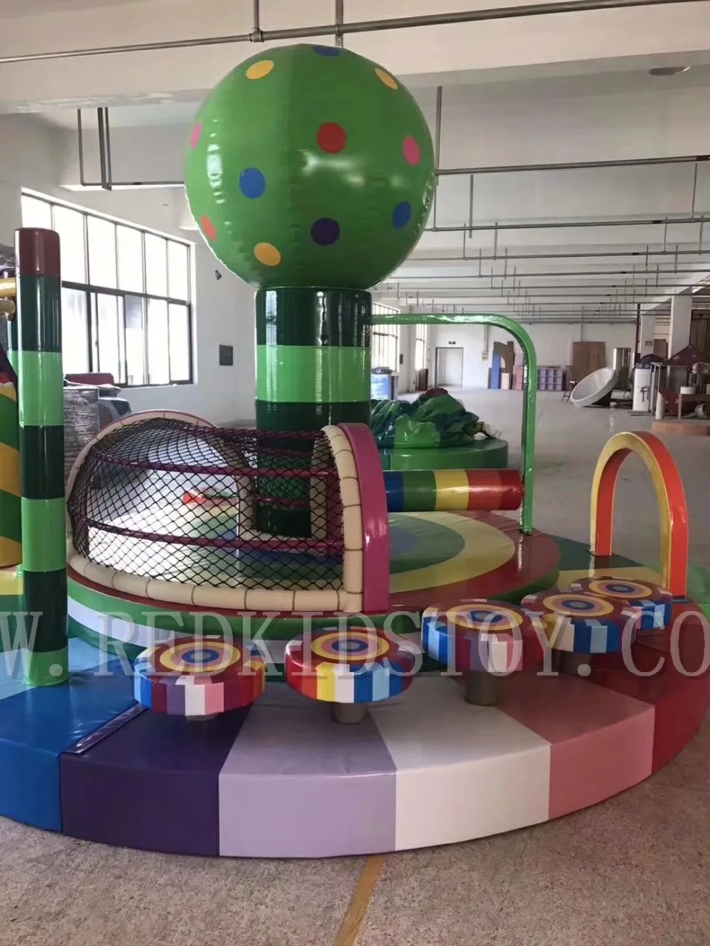 Крытая игровая площадка электрическая карусель одобренная CE детская зона