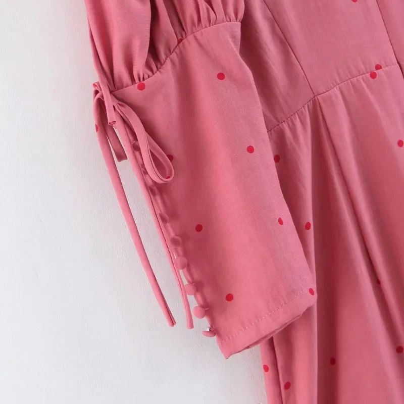 Женское мини-платье в горошек с пуговицами