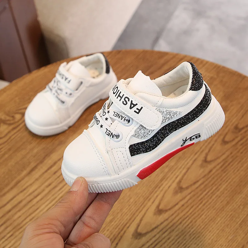 Детская обувь на нескользящей мягкой подошве для мальчиков блестящая спортивная