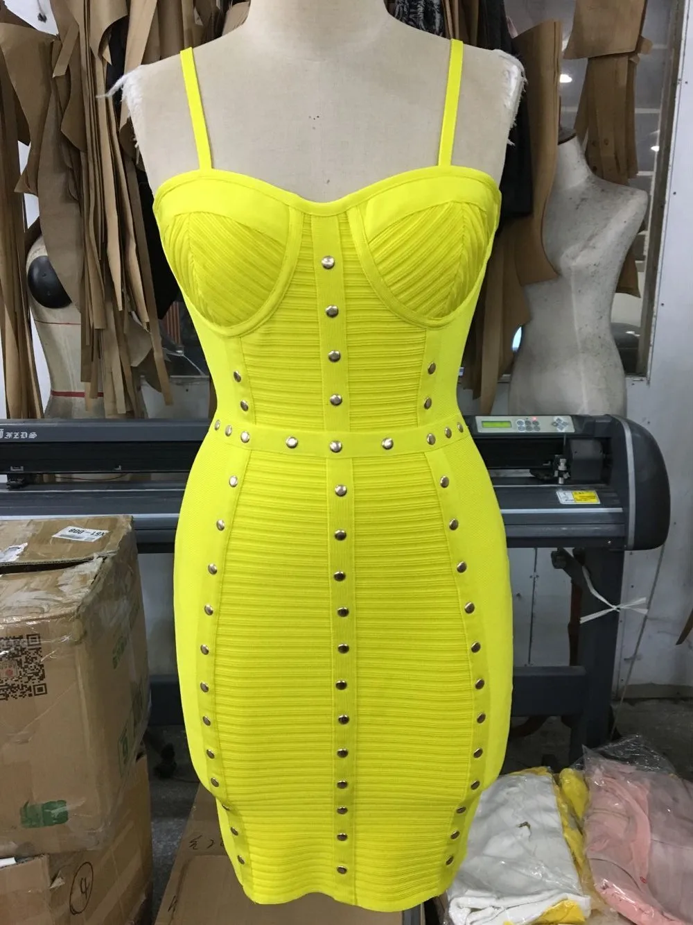 Женское вечернее платье с блестками желтое облегающее на бретелях спагетти