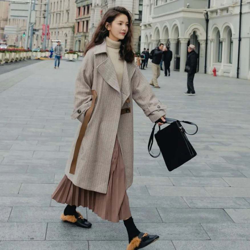 Женское длинное пальто в полоску с длинным рукавом и отложным воротником |