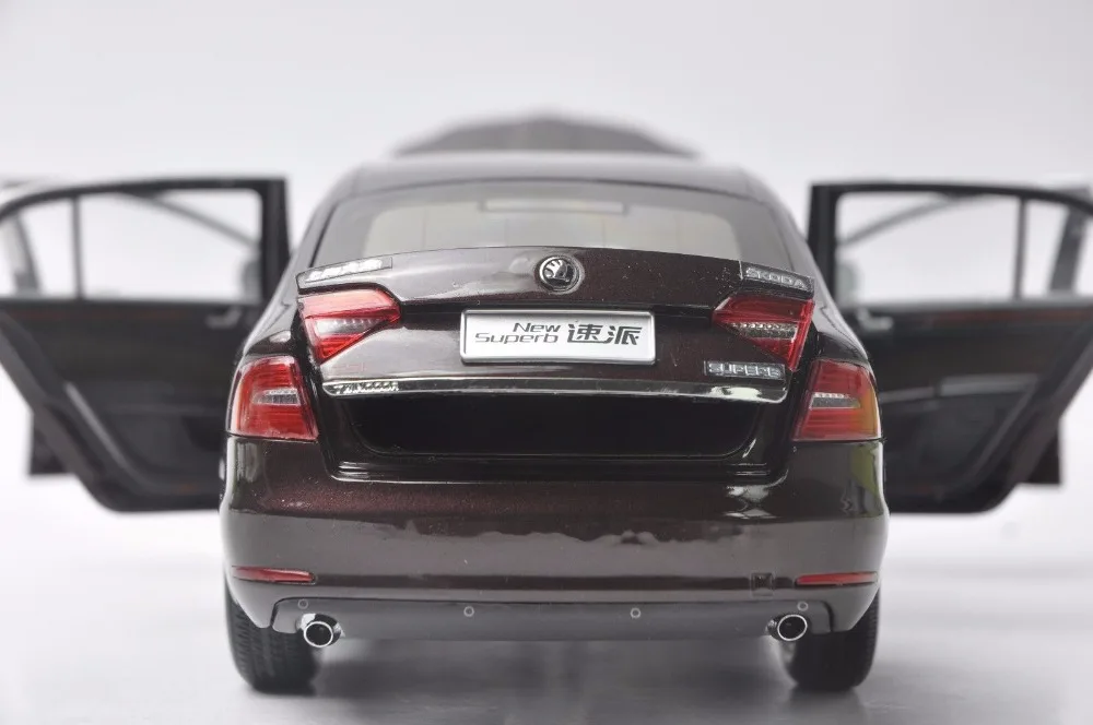 1:18 литая под давлением модель для Skoda New Superb 2012 красный Седан сплав игрушечный автомобиль миниатюрная коллекция подарки