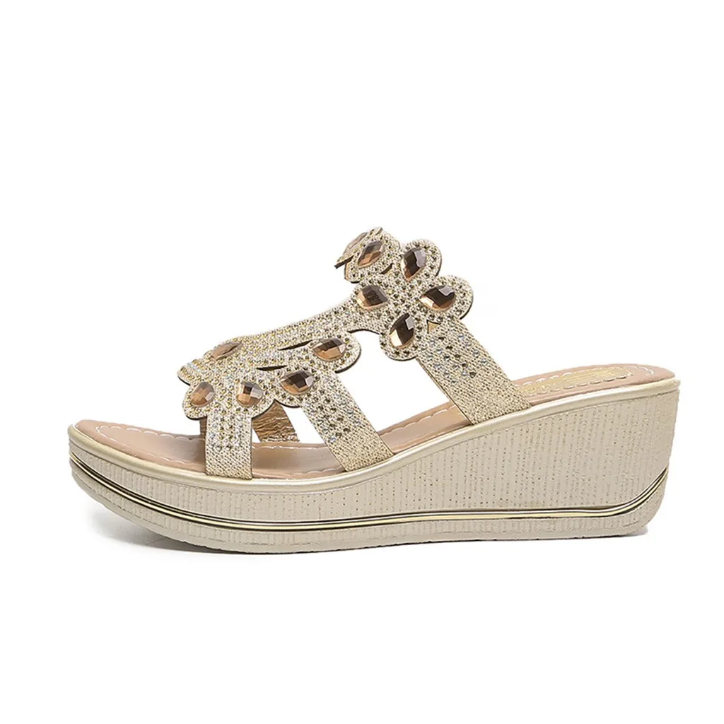 Женские босоножки на плоской платформе украшенные кристаллами в богемном стиле
