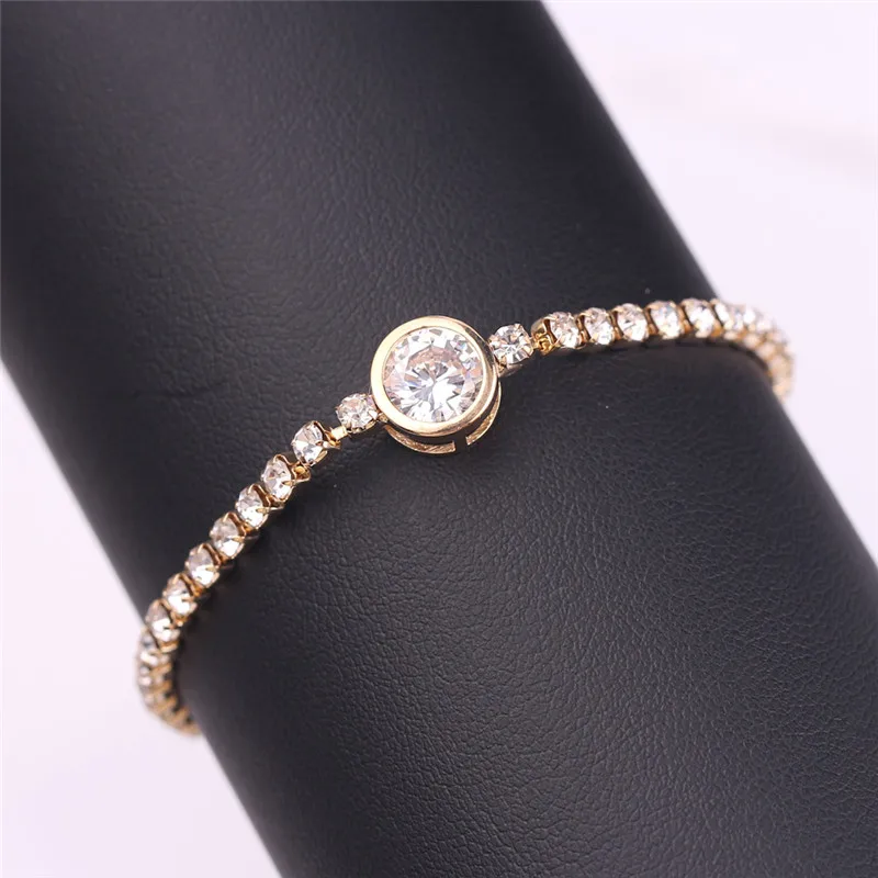 Красиво сделанные тщательно блестящий браслет на запястье с украшением в виде