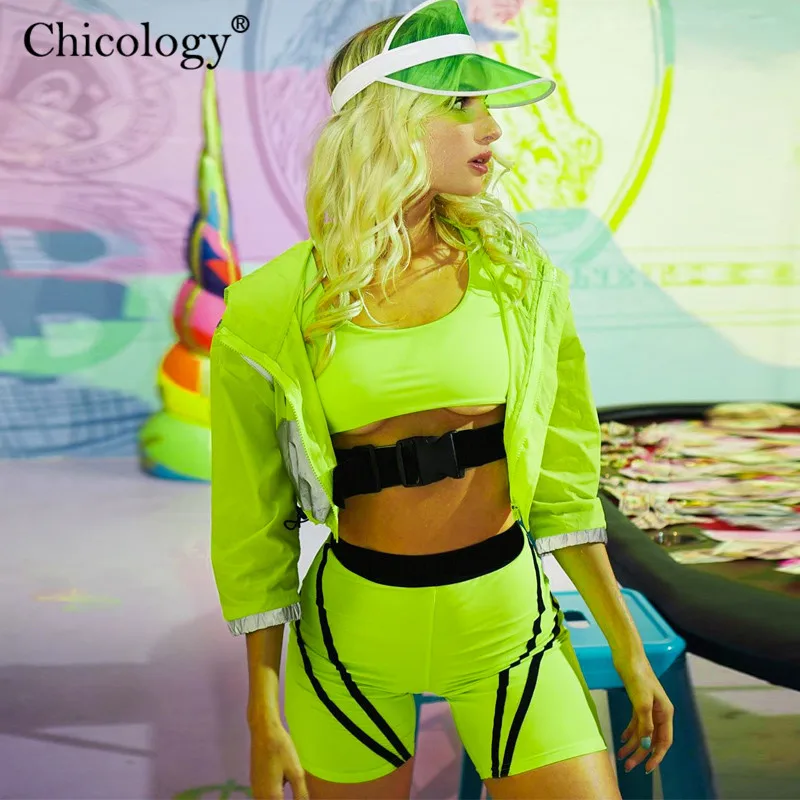 Женский костюм-двойка Chicology укороченный топ на бретелях с пряжкой и высокой