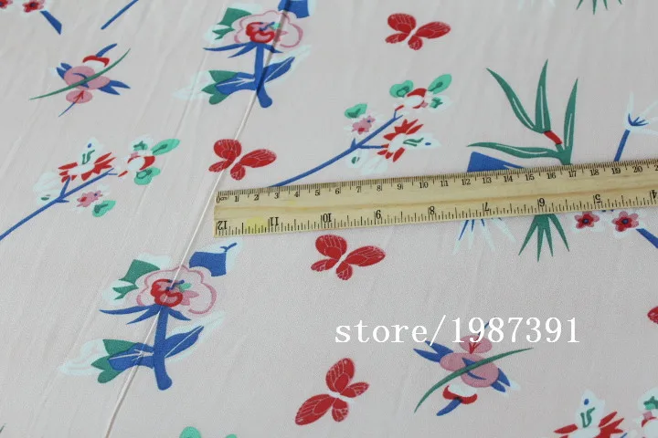 150 см ширина шифоновая ткань маленькие цветы узор светло-розовый фон можно