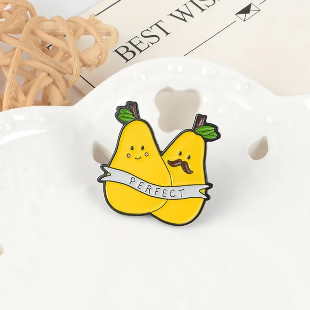 Прекрасная милая бриллиантовая брошь с булавкой в виде груши эмалированная из