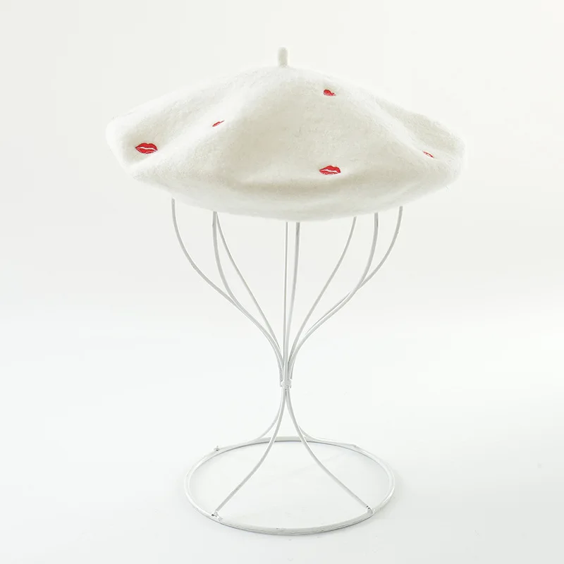 Зимний женский берет из чистой шерсти с вышивкой в виде красного сердца и губ