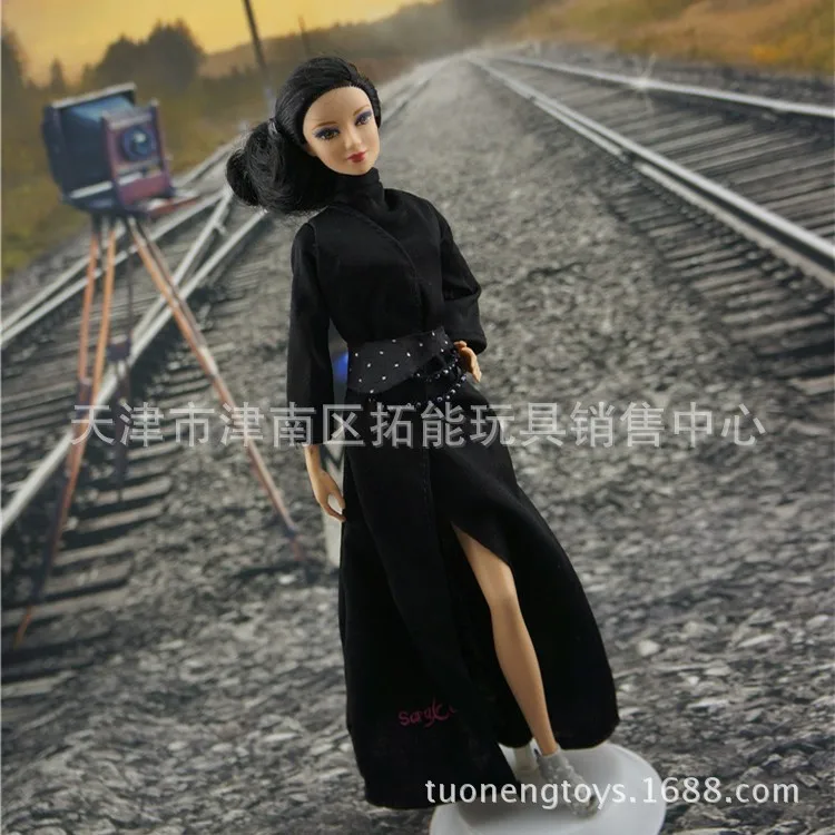 Аксессуары для детских кукол 30 предметов = одежда + обувь вешалки разноцветные