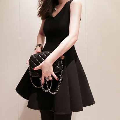 Женское цельнокроеное платье без рукавов черное джемпер с V образным вырезом