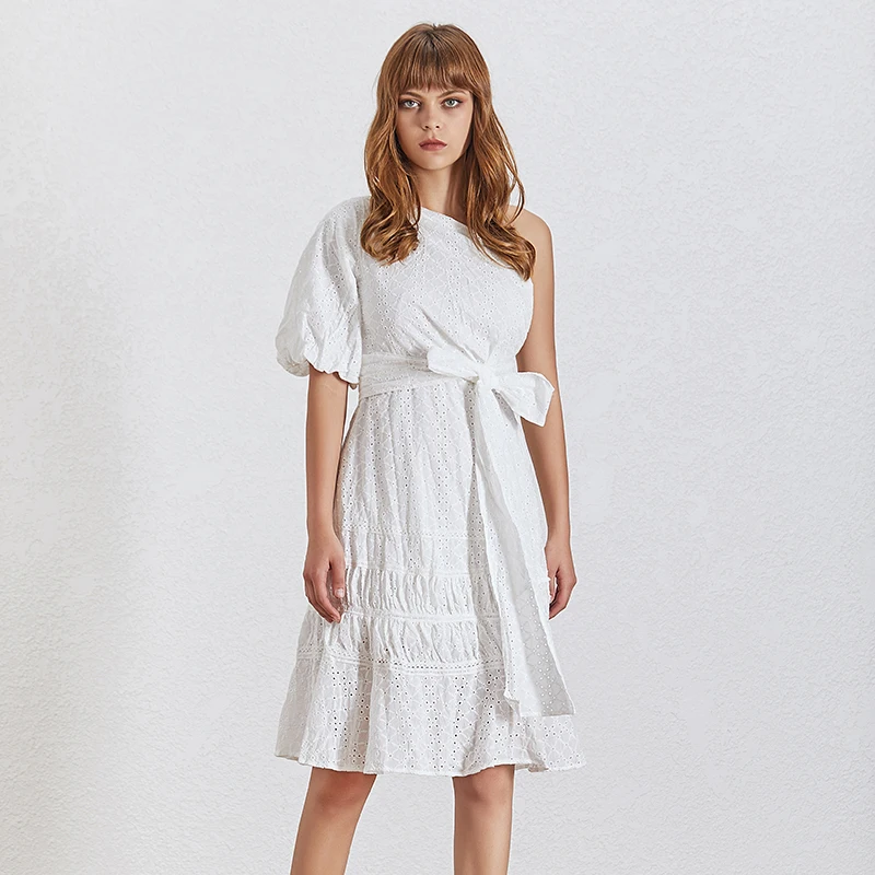 TWOTWINSTYLE летнее платье на одно плечо для женщин асимметричный воротник с пышными рукавами Высокая талия с поясом миди платья женские