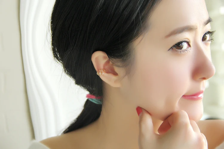 Женские серьги-клипсы с перфорацией золотистые/Серебристые серьги кристаллами