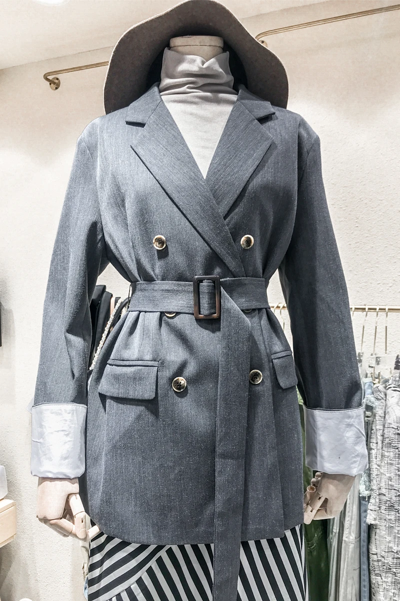 Весенний блейзер с длинными рукавами пуговицами и отложным воротником