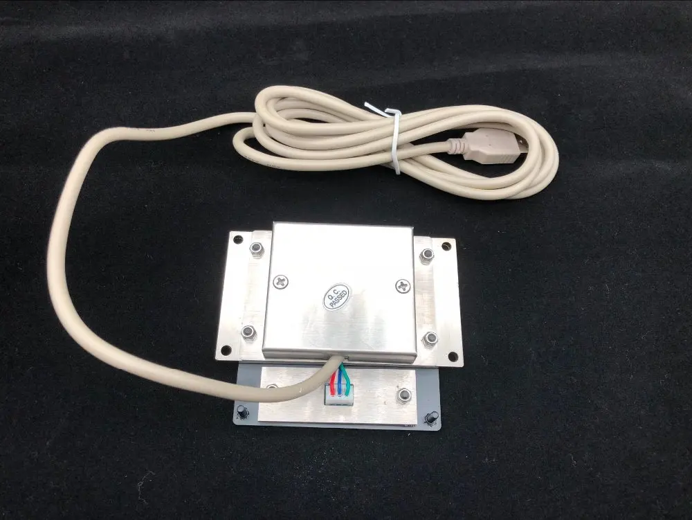 Компактная черная небольшая сенсорная панель со встроенной панелью и кнопкой