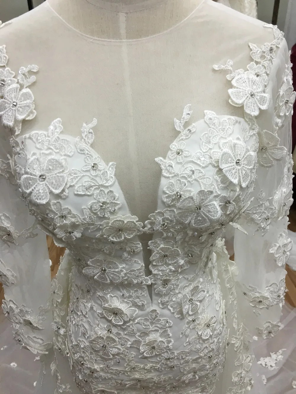 Сексуальная глубокий V-образным вырезом с длинными рукавами кружева Русалка