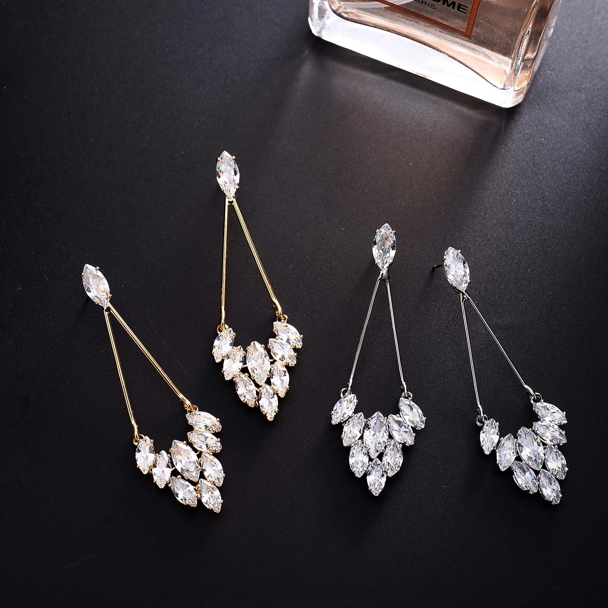 

Romantic Pave Cubic Zirconia Heart Shape Pendant Earrings Shiny Crystal Strawberry Drop Earrings Wedding Party Jewelry Gifts