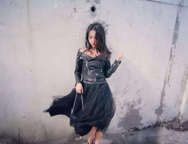 Женская кожаная куртка с открытыми плечами Элегантная черная мотоциклетная