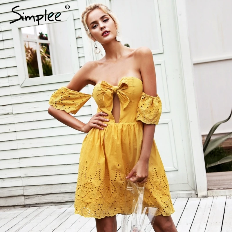Летнее женское платье Simplee с открытыми плечами и дырочками короткое бантом