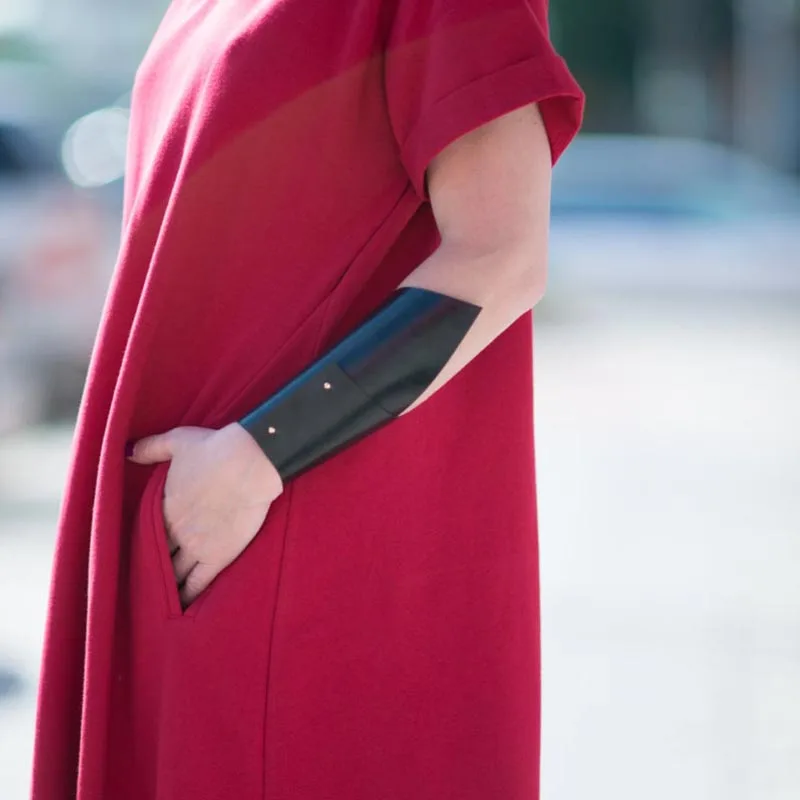 Женский кожаный браслет в стиле панк черный элегантный широкий с шармами