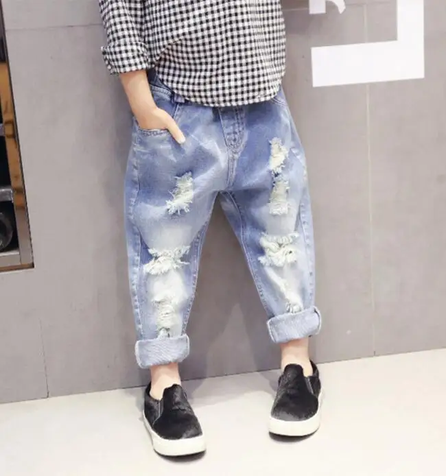 2018 детская одежда для мальчиков и девочек рваные джинсы. Детские осенние