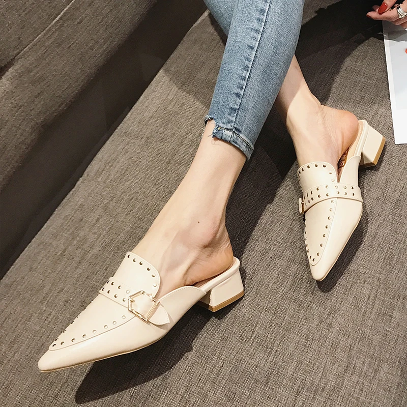

Vintage Rivet Flat Mules Shoes Women Sexy Pointed Toe Low Heel Designer Slides Summer Fashion Casual Women Slippers Black Beige