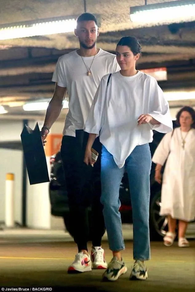 Увядшие женские джинсы Kendall Jenner того же дизайна потертые винтажные джинсы с высокой талией рваные джинсы для женщин в стиле бойфренд