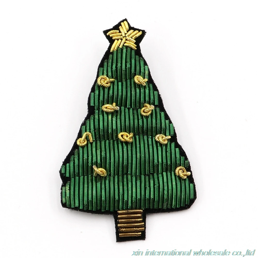 

2017 new high quality The creative design acrylic pin Metal silk handmade embroidery badge The Christmas tree decoration badges