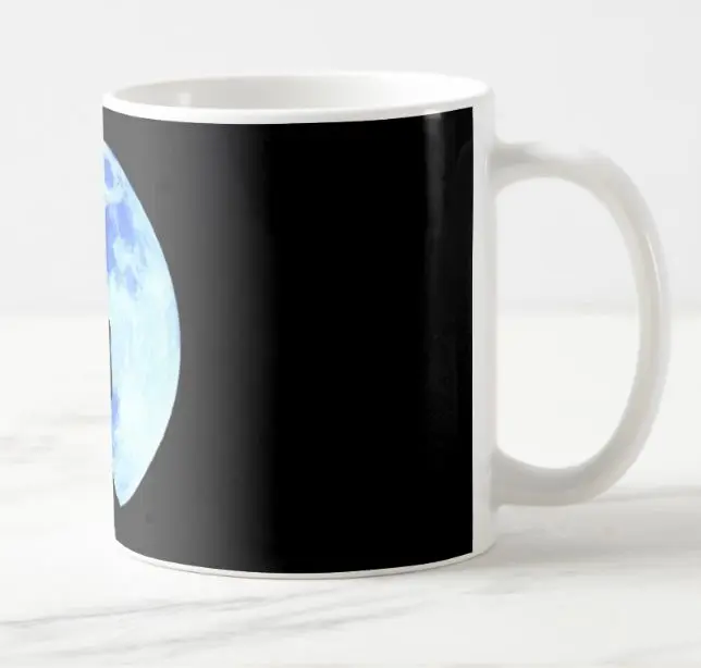 Кофейная кружка с изображением Черного Волка воющего в полной луне модная