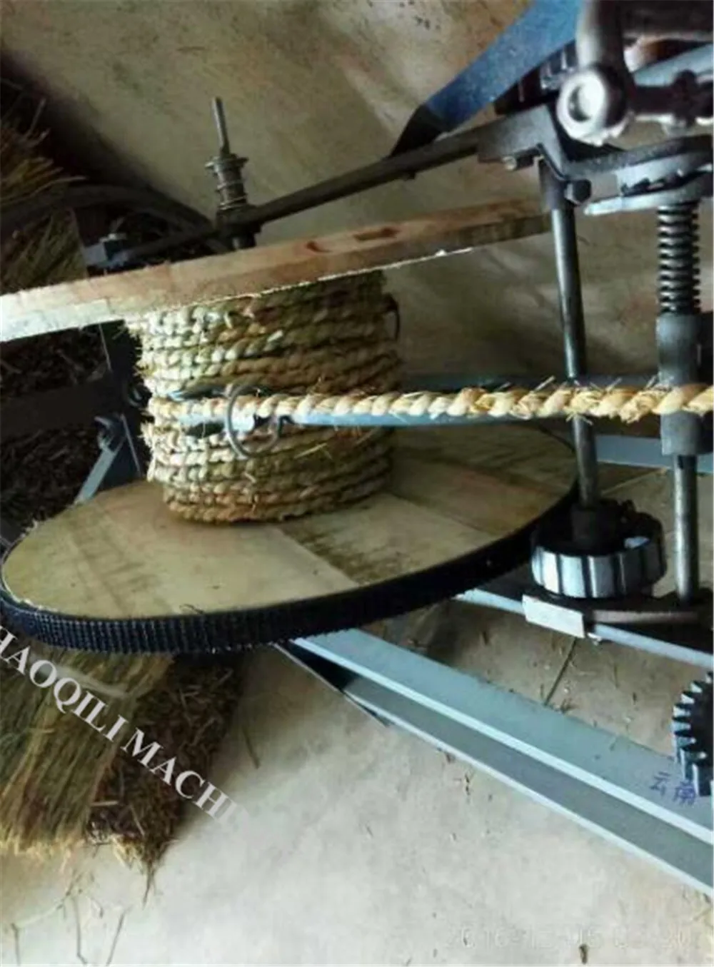 Бесплатная доставка продажа с завода машина для прокатки соломенных веревок |