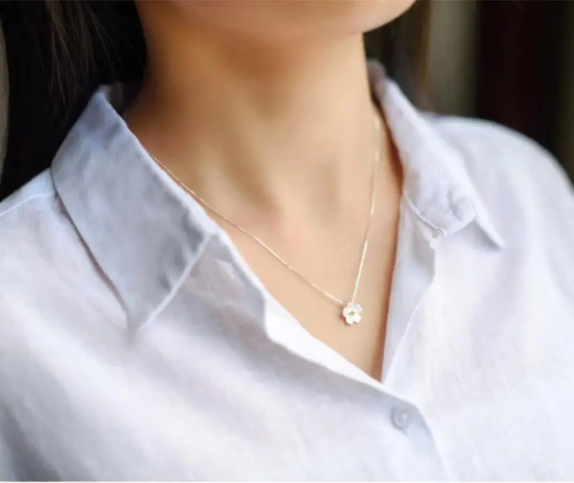 Красивое вечернее платье украшенное цветочными цепочки ювелирные наборы для