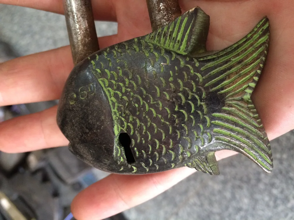 Большой латунный резной замок Статуэтка рыбы с 2 ключами в старом китайском стиле