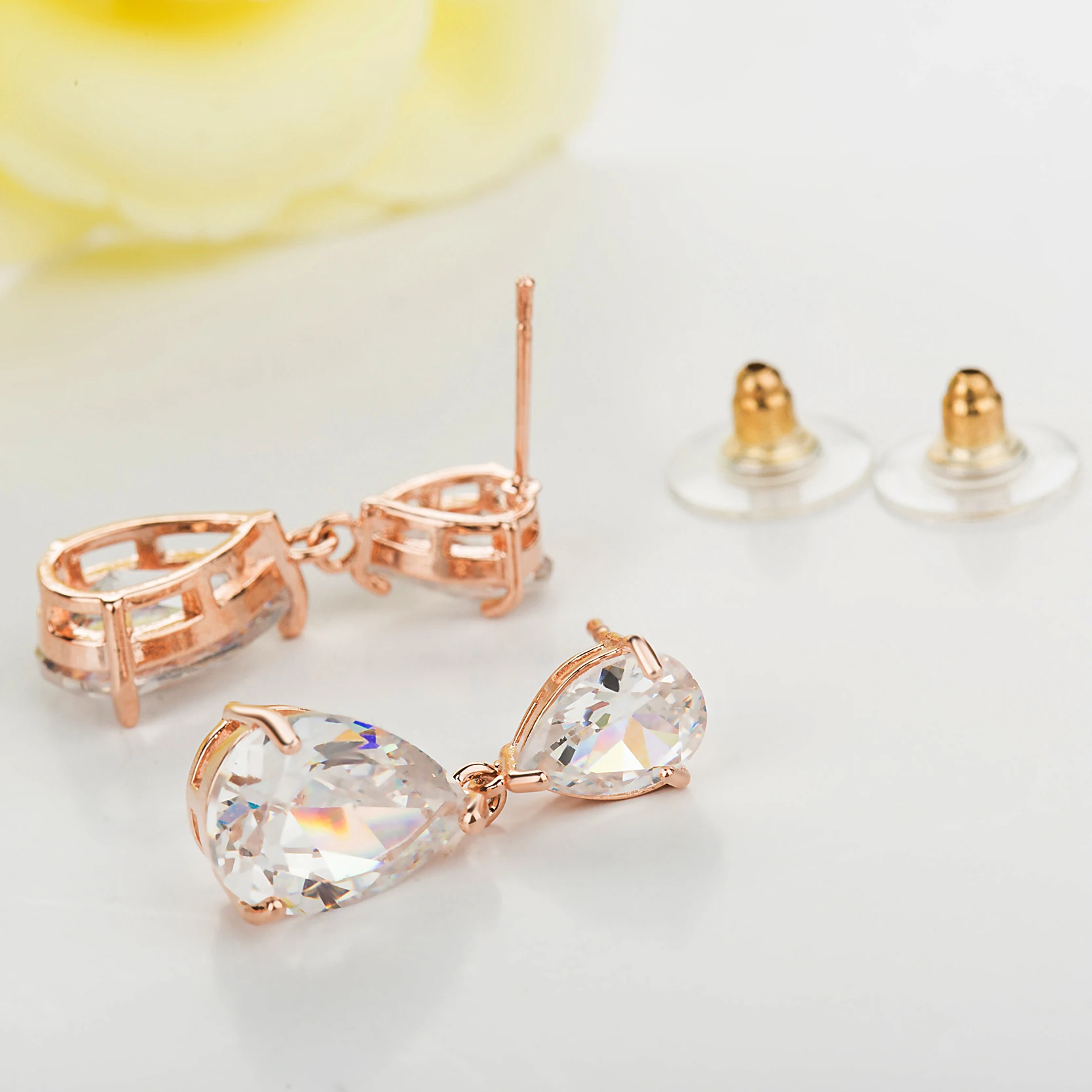 Женские серьги золотого цвета модные блестящие с фианитом | Украшения и