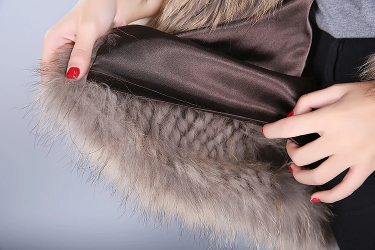 Женское вязаное меховое пальто средней длины из натурального меха енота на осень