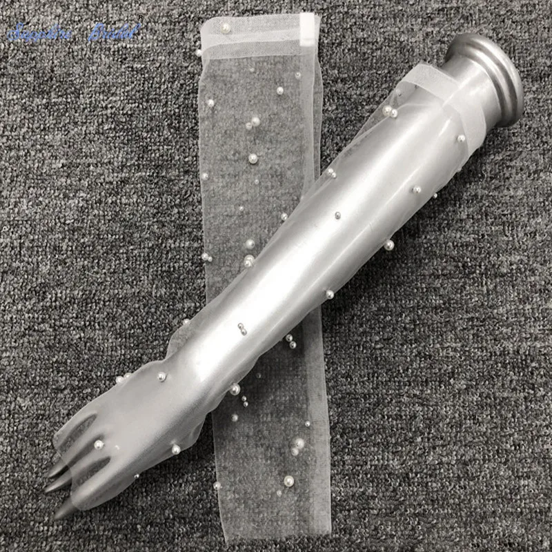 Перчатки из тюля для невесты с сапфировым оттенком, с технологией Touchscreen на половину пальцев и декором из жемчуга и кружева.