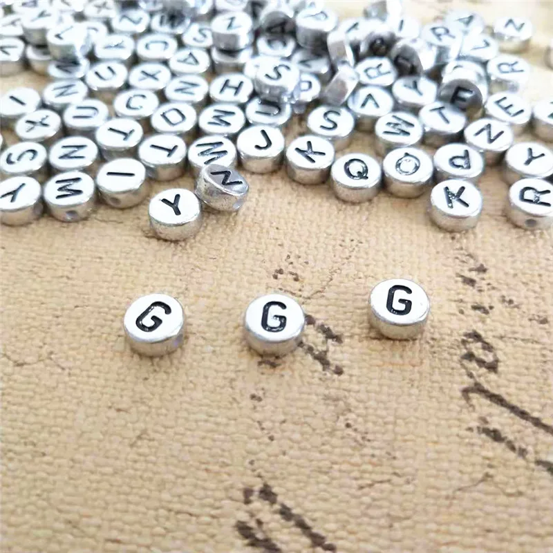 

Оптовая продажа, 4*7 мм, 3600 шт., пластиковые серебряные бусины алфавита, круглые плоские акриловые бусины для браслетов с принтом букв G