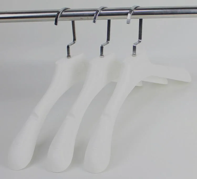 Толстая широкая плечевая белая пластиковая вешалка для одежды и меха костюма (8