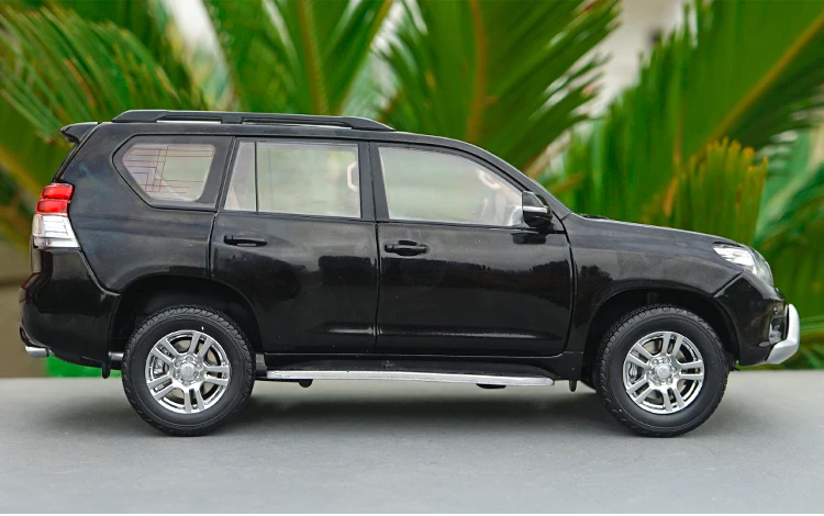 1/18 литая модель автомобиля SUV Toyota Land Cruiser Prado черная с оригинальной коробкой бесплатные игрушки для доставки подарки