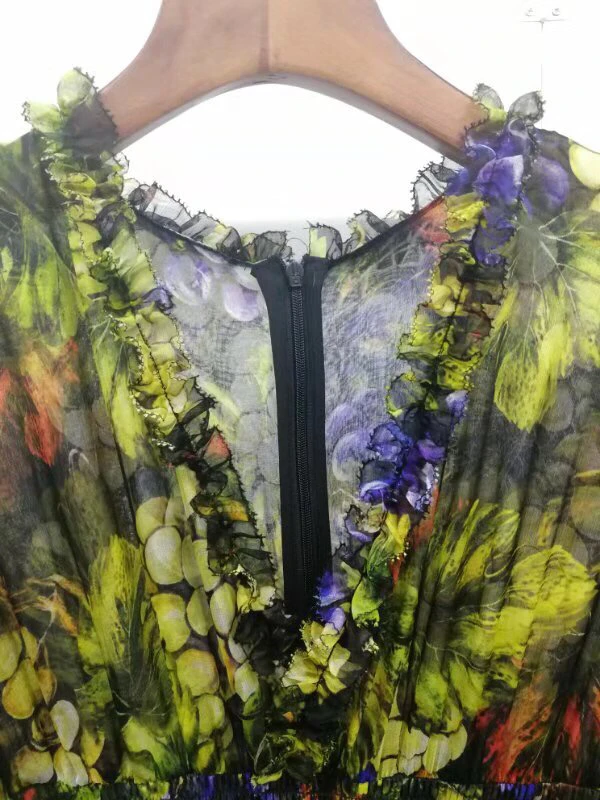 Женское платье с принтом длинное прозрачное желтое треугольным вырезом из