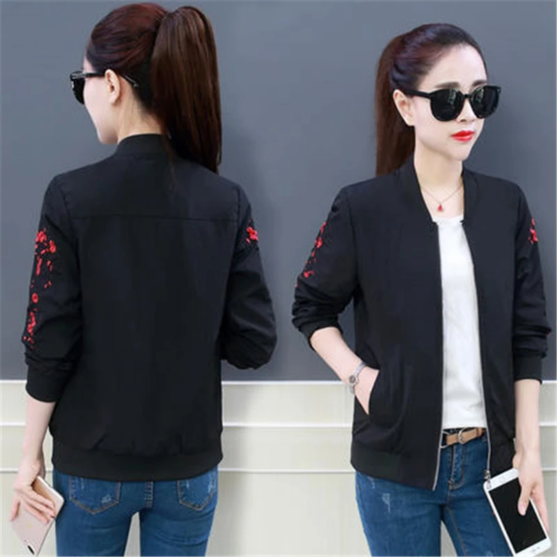 Весенняя женская ветровка с вышивкой короткая легкая куртка на молнии