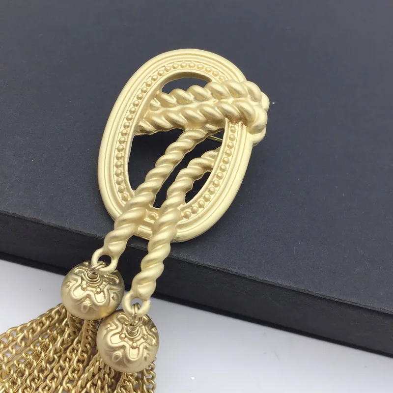 F.J4Z New Fashion Trending Tassel Pendant Pins Matted Gold Color Pattern Women Brooch Jewelry for Coats Bijoux | Украшения и
