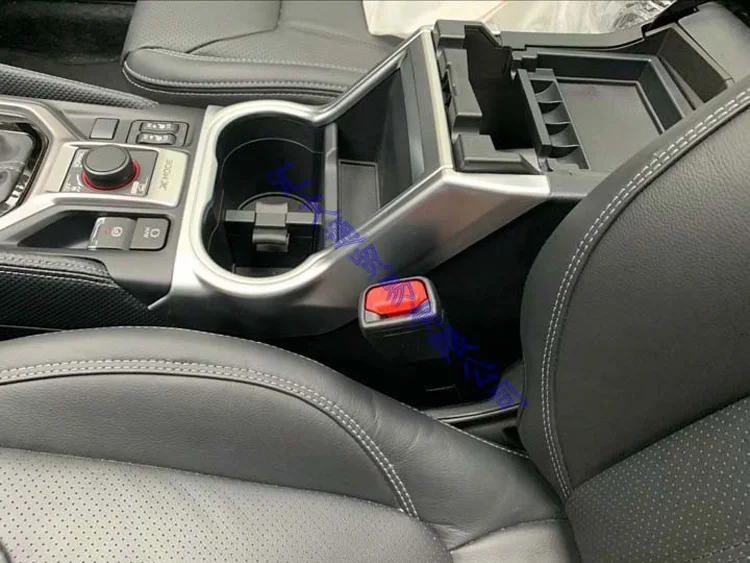 Декоративная накладка на центральную консоль переднего панеля Subaru Forester SK 2018 2019 2020 для держателя для напитков ABS матовая.