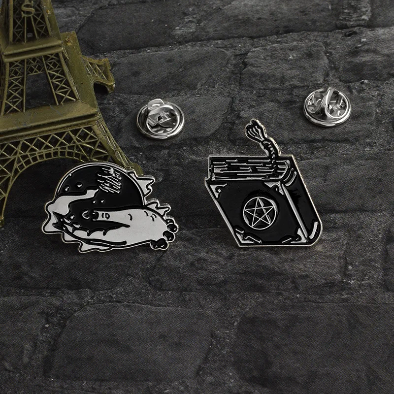 MINGQI Волшебная книга магический шар в руке эмалированные булавки черный значок